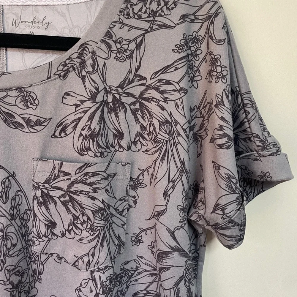 Wonderly Studio Grey Floral Sketch Pocket‎ Tee Cuffed Short Sleeve Top Medium